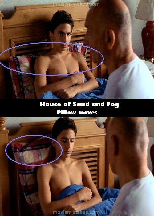 Phim House of Sand and Fog, cảnh Behrani nói chuyện với con trai đang ngồi tựa vào thành giường, chiếc gối kê sau lưng anh rất nhanh chóng chuyển từ nằm ngang sang thẳng đứng